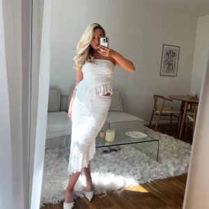 Topp + kjol  - Spets sett, säljs endast ihop. Endast använt på bild 