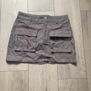 y2k cargo kjol - snygg och ascool cargo kjol som är grå! Storlek XS/S. Aldrig använd då den var för stor för mina lår.💓