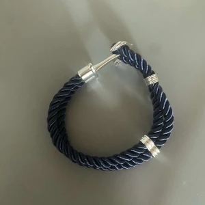 Blått armband med ett ankare - Suveränt skick och super snyggt nu till sommaren. Helt nytt och säljs i ett bra skick. Säljs för 55kr + frakt. Är du intresserad kom privat då:))
