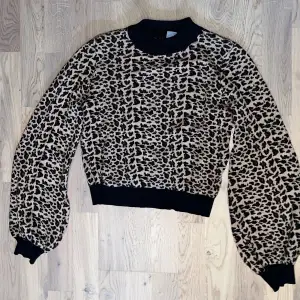 Leopard mönstrad långärmad tröja med lite puffiga ärmar och guld glitter. Från Lindex i storlek XS, använd någon enstaka gång men syns inte. 