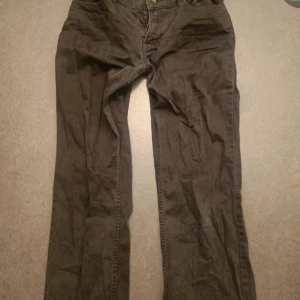 Svarta jeans från Esprit  - Dom har låg midja och är lite insydda vid midjan. Dom är även raka i passform. Originell strl är 34/32. Men skulle säga att dom är en s nu.