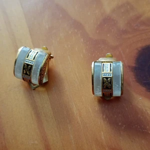 Små clips örhängen med mönstrad guldfärgad. - Små fina Clips örhängen med mönster guldfärgad.