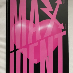 Maxident - Stray Kids Album - Köpt 2023. Plast avtagen men annars orörd. Oanvänt skick^^  Nypris 350kr