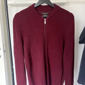 Massimo Dutti Full Zip Kashmir - Säljer en riktigt snygg helzip från Massimo Dutti i kashmirblandbing 🔥Bra skick och storleken är medium ❗️Hör av dig vid minsta fundering 😁