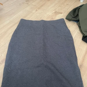 Grå kjol - Nytt skick 