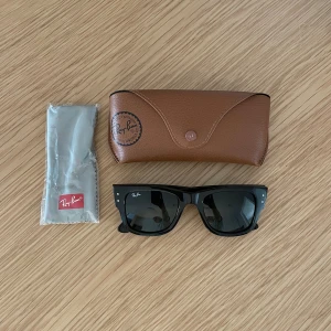 Ray-Ban solglasögon  - Svarta Ray-Ban modell New Wayfarer Classic. Den breda bågen påminner om de klassiska Prada solglasögonen. NYSKICK - använda 1 gång för en fotografering! Nypris: 2470:-
