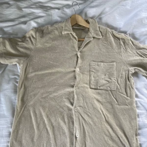 A Day’s march frotté tröja - Stilig frotté tröja från A days march. Grym tröja som dessvärre blev lite stor. Inga defekter, skick 8/10. Hör av er vid frågor är 