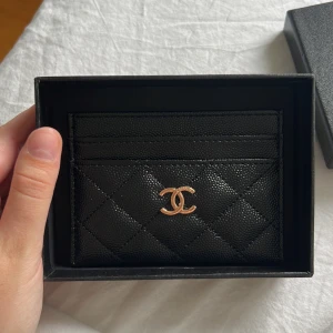 Chanel plånbok  - Korthållare/plånbok. Fått i present så vet inte om den är äkta eller inte. Finns en låda till som medföljer. 