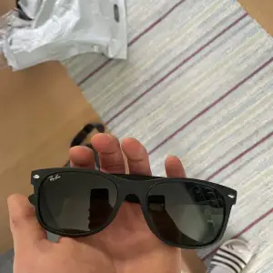 Tja, säljer ett par väldigt fina raybans i modellen New wayfarer. Skicket är 10/10, nyskick,endast lite dammiga😅Säljes pga av att dem inte kommer till användning! Priset är inte hugget i sten, bara att skriva vid prisförslag eller minsta funderingar!