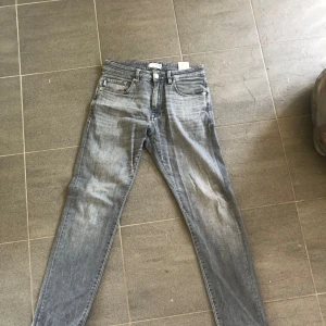 Selected homme jeans - Säljer nu mina selected homme jeans som jag tyvärr inte använder längre, skick 9/10 och en snygg grå färg, tveka inte på att skriva om du undrar om något!!🤩