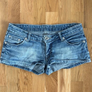 Lågmidjade shorts - Lågmidjade shorts i storlek 38. Passar mig inte så har tyvärr ingen bild med shortsen på! 39cm tvärs över💋