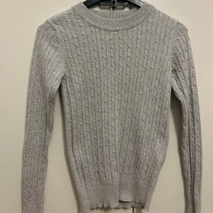 Tröja  - Kabelstickad tröja från Gina tricot. Ljusgrå. Fin skick.  