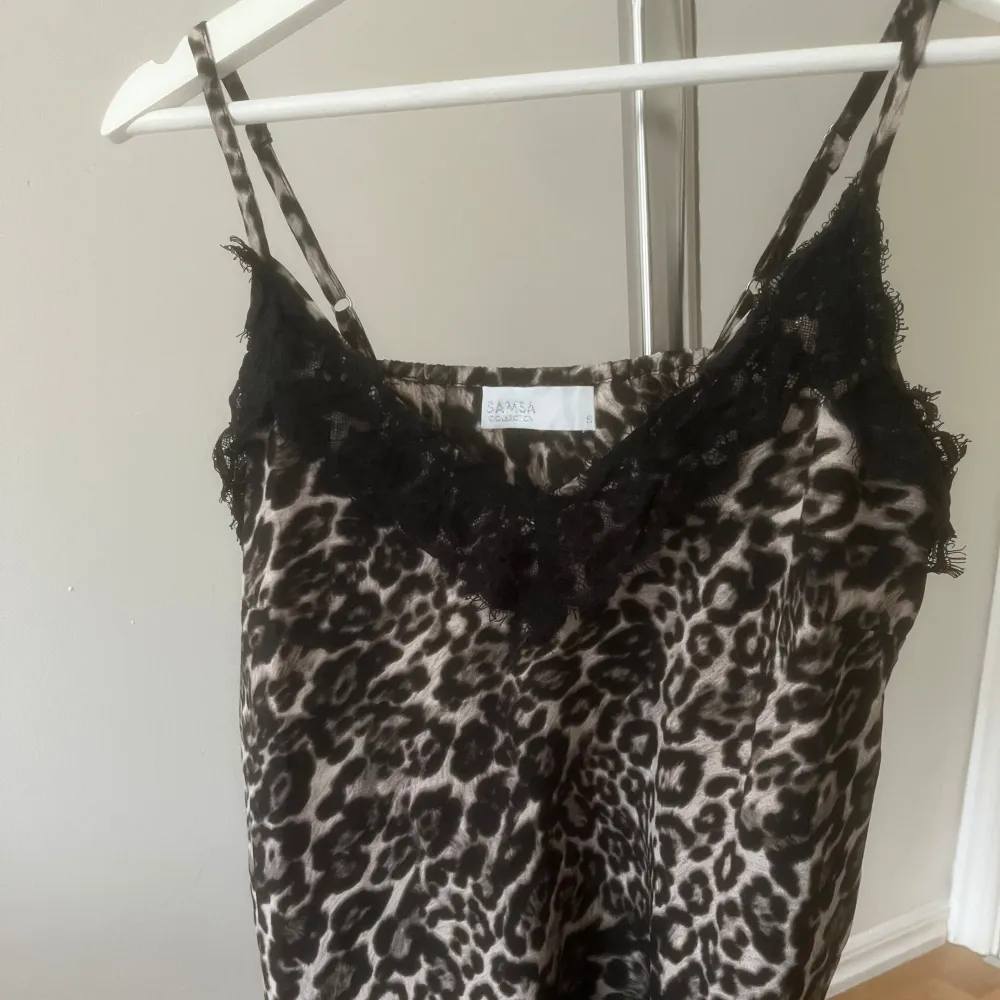 Säljer detta superfina leopard linne med spets. Det kommer ifrån Samsa Collection och är i stolek S. Tydligare bilder kan skickas vid begäran. Säljs för 80kr. ✨🌸🐆 . Toppar.