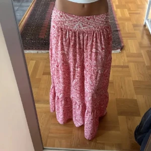 Zara långkjol - Säljer denna superfina långkjol från zara! Använd ett fåtal gånger, så är i nyskick💕