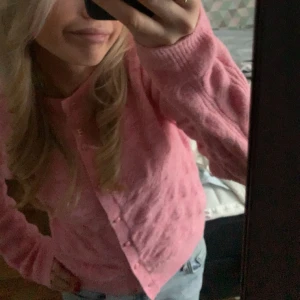Rosa stickad kofta - En jättegullig stickad kofta ifrån Lindex💞💞I storlek S