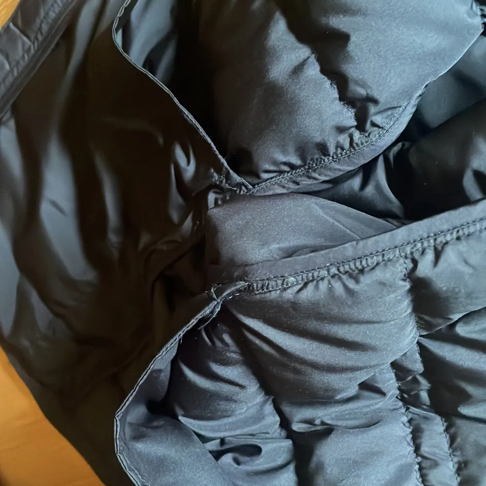 Säljer min tnf väst. Inga skador använd 3 gånger. Två inne fickor o en där uppe bland tnf märket. Takit.