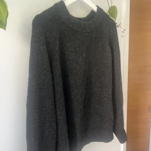 Stickad tröja - Stickad tröja från Pull&Bear! Väl använd men fortfarande i helt okej skick 💛
