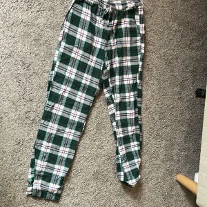 Pyjamas byxor🤍💚 - Jätte vackra byxor som är gröna och vita❣️ är i bra skick, har bara använts 1-2 gånger🤍💚