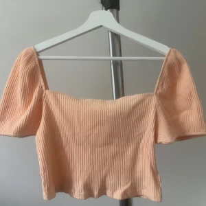Sommartopp  - Säljer denna superfina sommartoppen. Köpt på H&M och endast använd en gång. Storlek M och säljs för 80kr. ✨🌸 