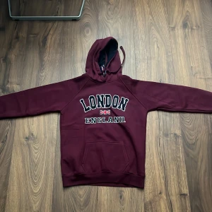 Oversized vinröd London Hoodie - Vinröd London Hoodie i storleken XXL, passar bra om man vill ha oversized