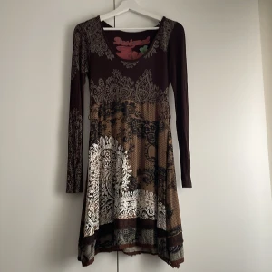 Klänning - En långärmad klänning som inte har kommit till användning! Midjan går att justera med ett litet band/snöre💕
