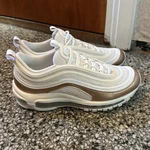Nike air max 97 - Säljer ett par vita (med guld rand) Nike 97or, i storlek 38,5. Endast använda utomhus 1 gång o säljes pga för små