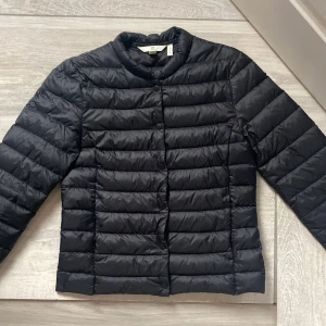 Svart tunn jacka - Säljer denna populära svarta uniqlo liknande tunnjacka som är perfekt att ha nu under kallare sommardagar. Nypris var 800kr och säljer för 400kr! Endast använt 1 gång💓