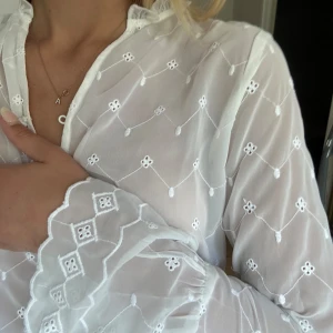 Vit böus - Vit blus som är broderad! Genomskinnlig men supersnygg i sommar🌸