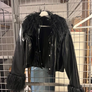 Cool jacka HM - Cool jacka från HM med fejkpäls/skinn.  I princip inte använd. Storlek M.