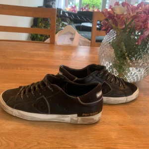 phillipe model pm/78 - ett par phillipe model i 8/10 skick. använda cirka 15-20 ggr men endå tatt hand om skorna. passar även 42-43. fast pris.