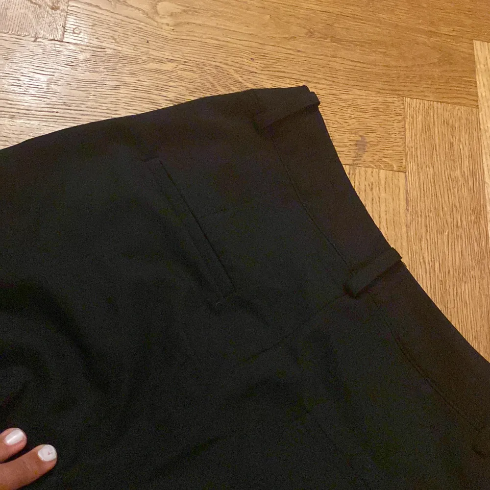 Storlek 36 , original pris 500 säljer för 200 knappt använda säljer pågrund av de inte passar mig 💕 de har inga skador, inte så bra bilder men kan skicka mer om ni kontaktar mig . Farkut & Housut.