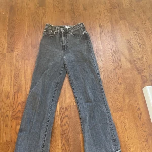 Svarta jeans - Från laget 157 i stolek S och straightlegg.
