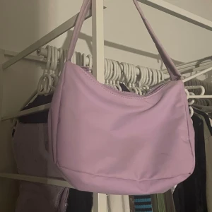 Lila axelväska  - Supergulliga lila väska, rymlig! 