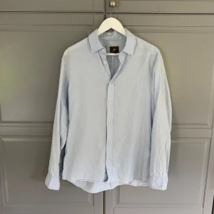 Linne skjorta  - Snygga blå linne skjorta från hm som endast är använd 1 enstaka gång, storlek S passar även M