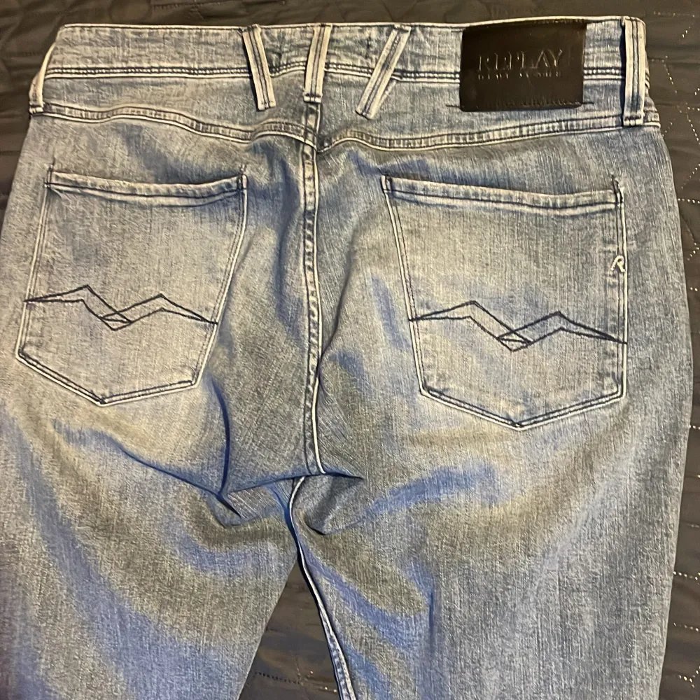 Snygga replay anbass jeans size 33 slim fit. Inga defekter  Vid intresse eller få fler bilder hör av er via dm . Jeans & Byxor.