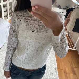 Spets blus - Jättefin spets blus från Mango i storlek M men är ganska liten i storleken. 🩷