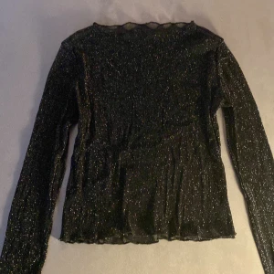 Glitter mesh topp - Snygg fest topp med glitter i mesh! Sitter tajt men är stretchig!