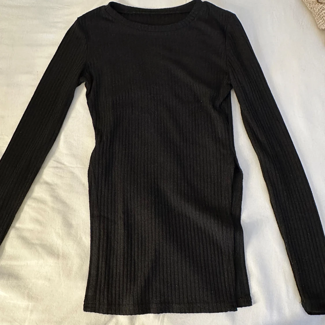 Svart lång tröja med slits på sidorna