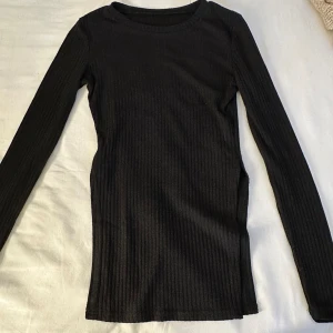 Svart lång tröja med slits på sidorna - En svart lång tröja med slits på sidorna i storlek S