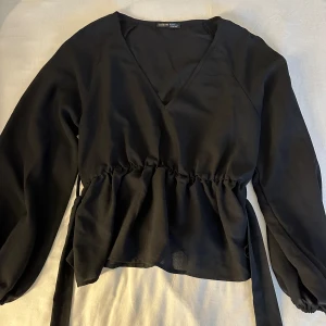 Svart långärmad blus - En svart långärmad blus i storlek S