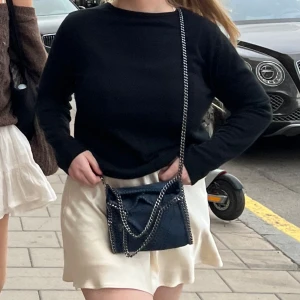 Väska - Stella McCartney liknande väska! Väl använd, har lite defekter (tappat färg på kedjan), men fortfrande väldigt fin! Köpte den här på plick för 1000kr😊