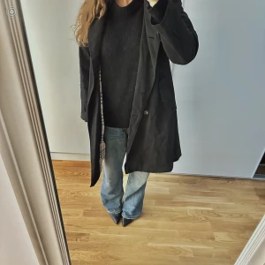 Burberry Trenchcoat - Säljer nu min Burberry Trenchcoat vet tyvärr inte om den är äkta därav priset. Köpt på plick och använd fåtal gånger 🤍