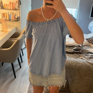 Blå randig blus  - Superfin blårandig offshoulder blus💗 superfin nu till sommaren 