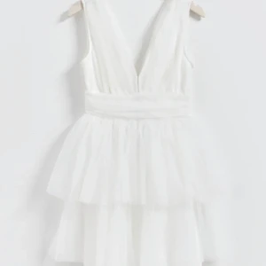 Volangklänning  - Suuuperfin volang klänning från Gina tricot. Klänningen är i nyskick, använd 1 gång, och har kvar prislappen.