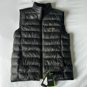 Hugo boss väst - Köpte västen för ett tag sen men den kom aldrig till användning pga att den var för liten. Så nyskick!