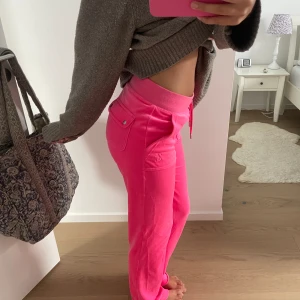 Rosa juicy  - Rosa juicy byxor strl xs. Nypris 999 och säljer för 290. Knappt använda