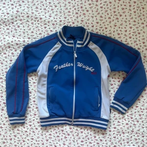 Blå jacka - Jättefin blå kofta/ tunnare jacka från Everlast 🦋🦋Står M i men passar Xs-M. Fint skick!! 