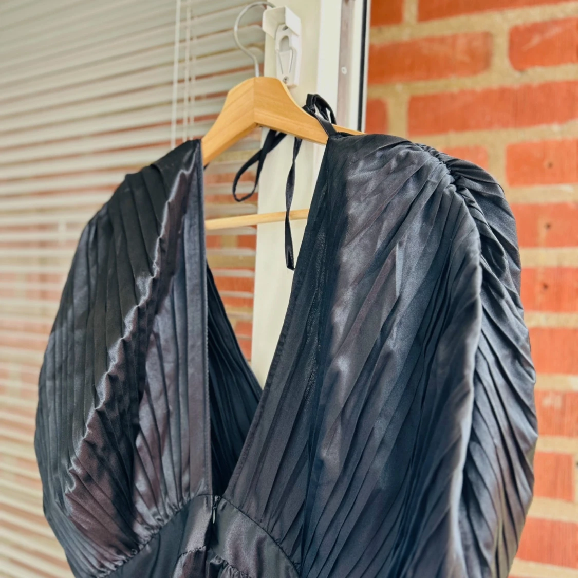 Svart plisserad maxiklänning med V ring - 91