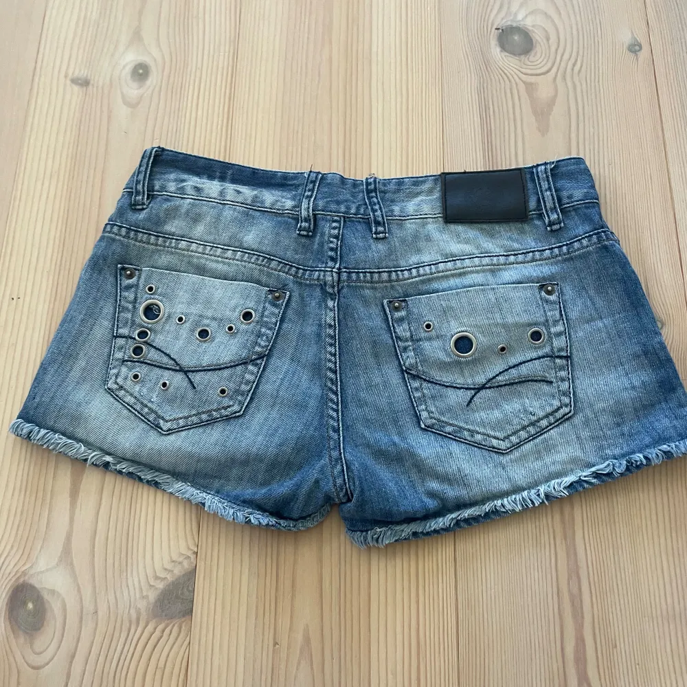 Säljer dessa snygga jeansshorts i storlek M med detaljer på fickorna.. Shorts.