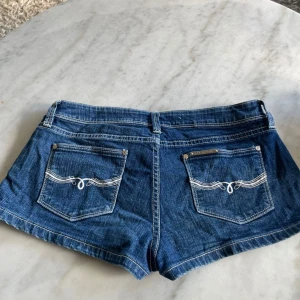 Lee jeansshorts  - Lågmidjade Lee jeansshorts. Inga slitningar eller defekter. Uppskattad storlek S. 